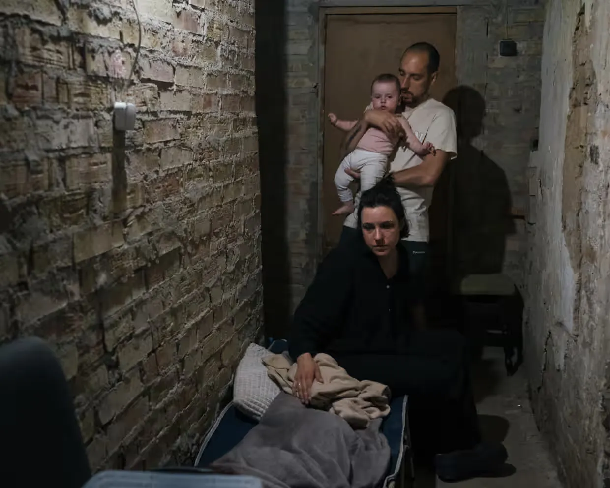 У четвер родина Люби прямує до свого підвального сховища під час атаки російських безпілотників.